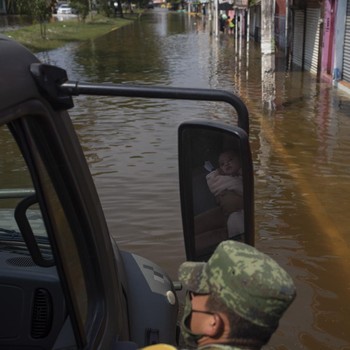 Miris! Ada Penjarahan di Tengah Banjir Meksiko