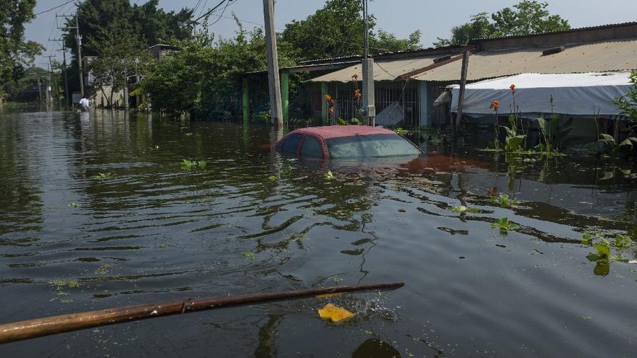 Banjir kiriman menggenangi sejumlah daerah di negara bagian Tabasco, Meksiko. (AP/Felix Marquez)