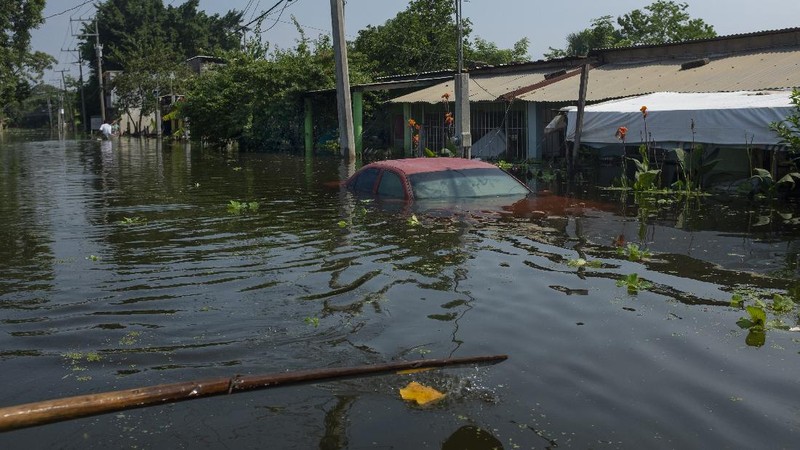 Banjir kiriman menggenangi sejumlah daerah di negara bagian Tabasco, Meksiko. (AP/Felix Marquez)