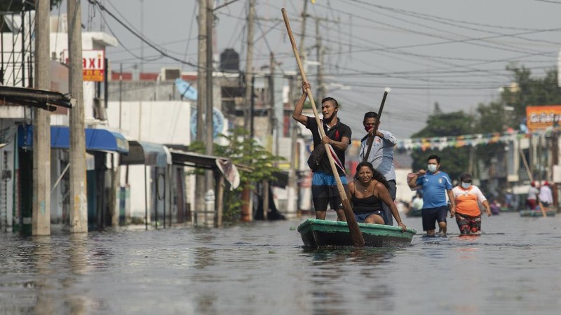 Banjir kiriman menggenangi sejumlah daerah di negara bagian Tabasco, Meksiko. (AP/Felix Marquez)