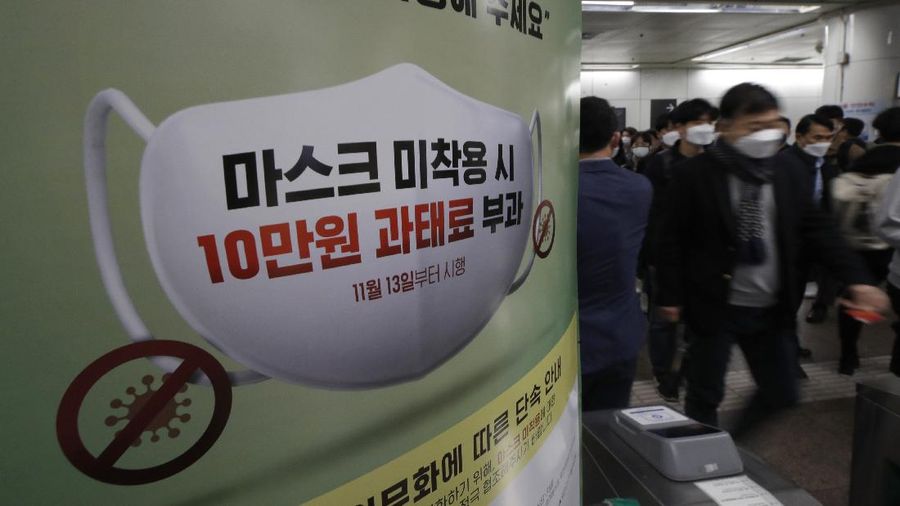 Korsel memberlakukan denda 10 ribu won bagi orang yang tidak mengenakan masker di tempat umum. (AP/Ahn Young-joon)