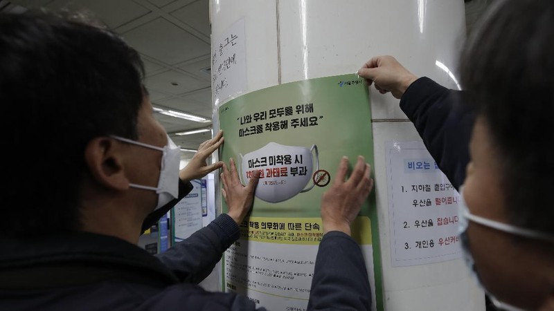 Korsel memberlakukan denda 10 ribu won bagi orang yang tidak mengenakan masker di tempat umum. (AP/Ahn Young-joon)