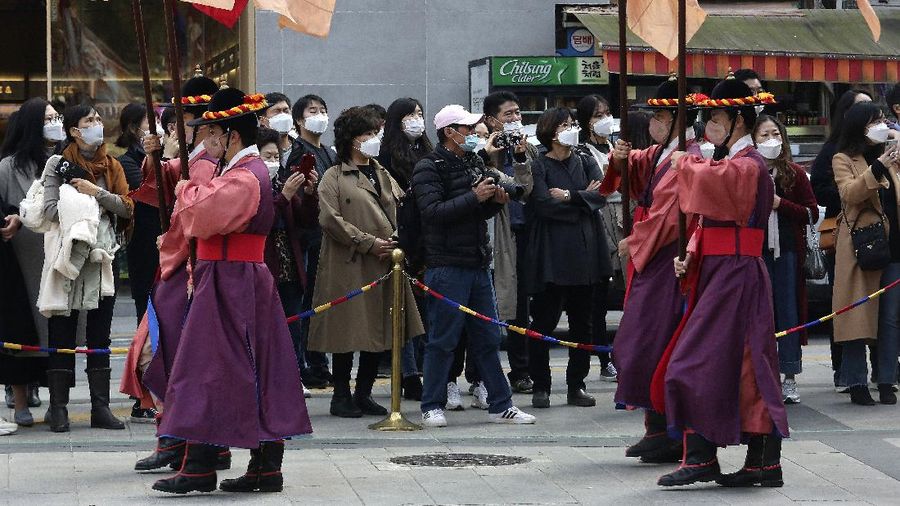 Korsel memberlakukan denda 10 ribu won bagi orang yang tidak mengenakan masker di tempat umum. (AP/Ahn Young-joon)