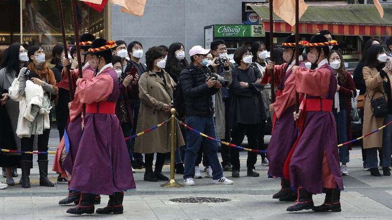 Korsel memberlakukan denda 10 ribu won bagi orang yang tidak mengenakan masker di tempat umum. (AP/Ahn Young-joon)