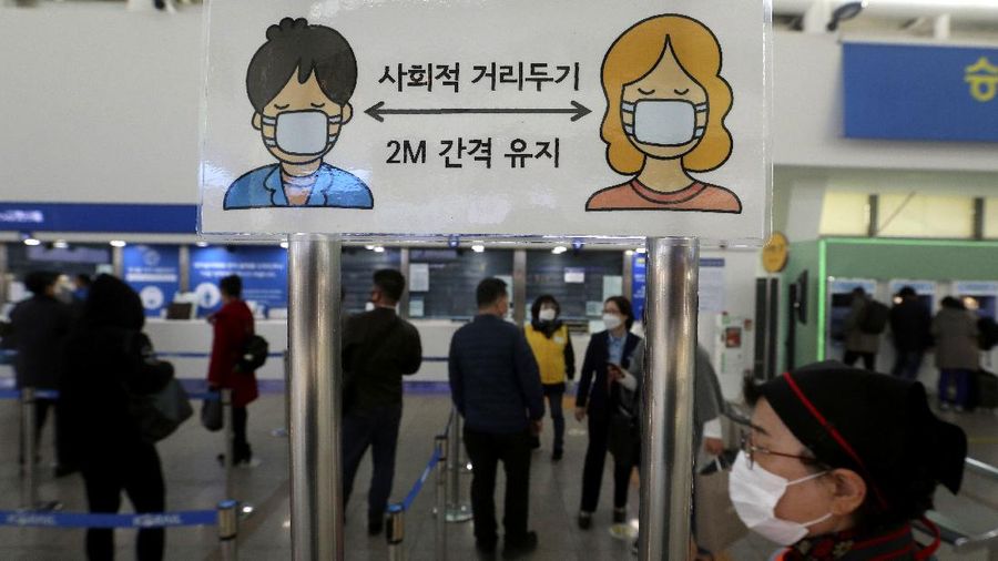 Korsel memberlakukan denda 10 ribu won bagi orang yang tidak mengenakan masker di tempat umum. (AP/Ahn Young-joon)