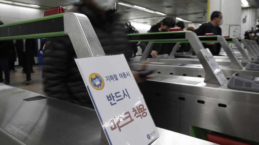 Korsel memberlakukan denda 10 ribu won bagi orang yang tidak mengenakan masker di tempat umum. (AP/Ahn Young-joon)