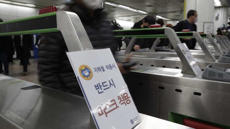 Korsel memberlakukan denda 10 ribu won bagi orang yang tidak mengenakan masker di tempat umum. (AP/Ahn Young-joon)