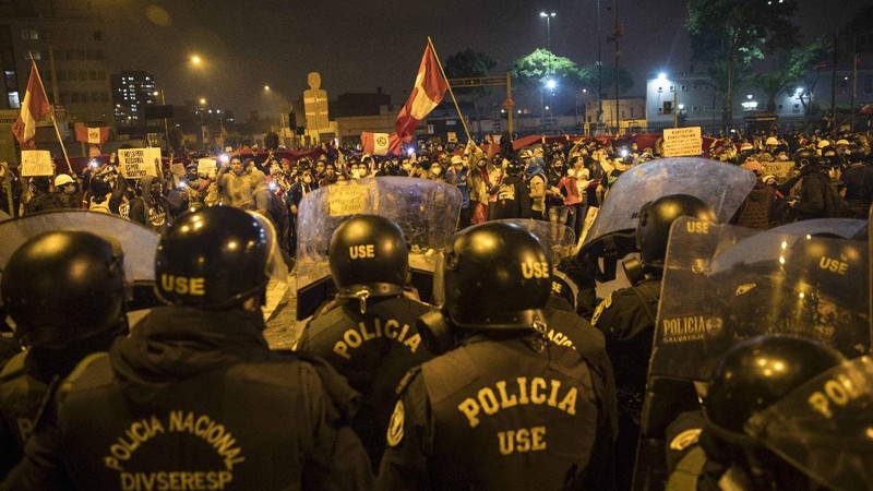 Demonstran bentrok dengan polisi dalam unjuk rasa di Lima, Peru. (AP/Rodrigo Abd)