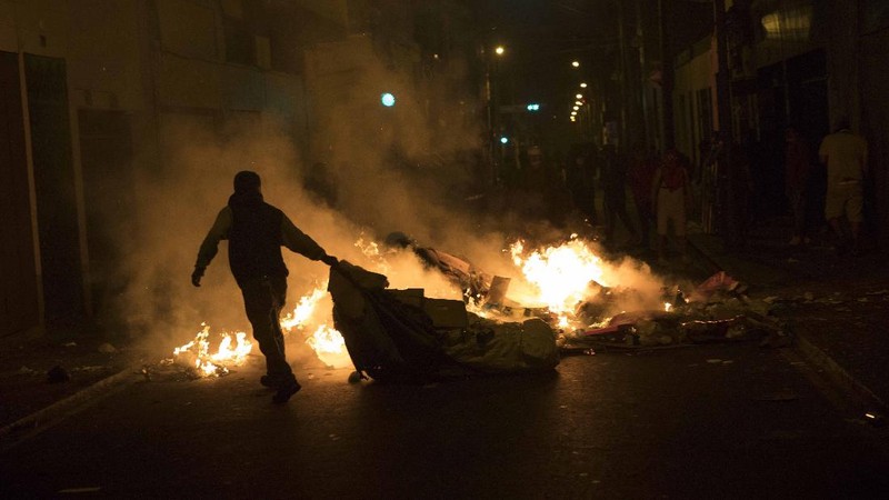 Demonstran bentrok dengan polisi dalam unjuk rasa di Lima, Peru. (AP/Rodrigo Abd)