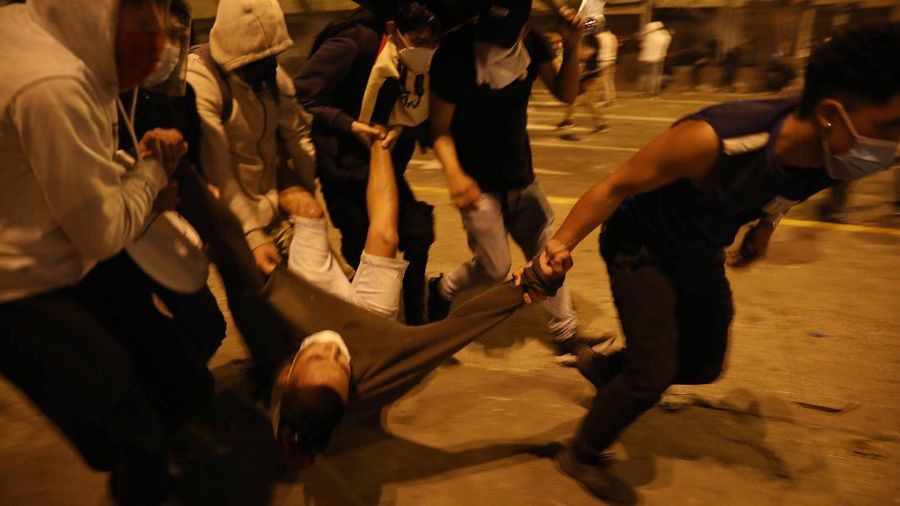 Demonstran bentrok dengan polisi dalam unjuk rasa di Lima, Peru. (AP/Rodrigo Abd)