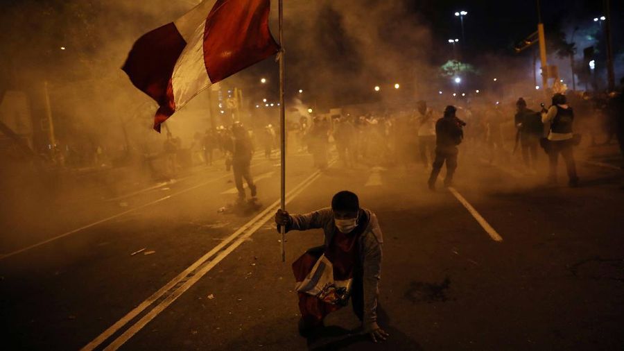 Demonstran bentrok dengan polisi dalam unjuk rasa di Lima, Peru. (AP/Rodrigo Abd)
