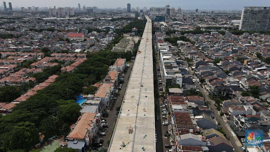 Foto udara aerial proyek jalan tol dalam kota Kelapa Gading-Pulo Gebang, Senin (16/11/2020). (CNBC Indonesia/Andrean Kristianto)