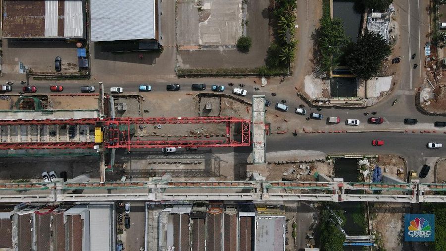 Foto udara aerial proyek jalan tol dalam kota Kelapa Gading-Pulo Gebang, Senin (16/11/2020). (CNBC Indonesia/Andrean Kristianto)
