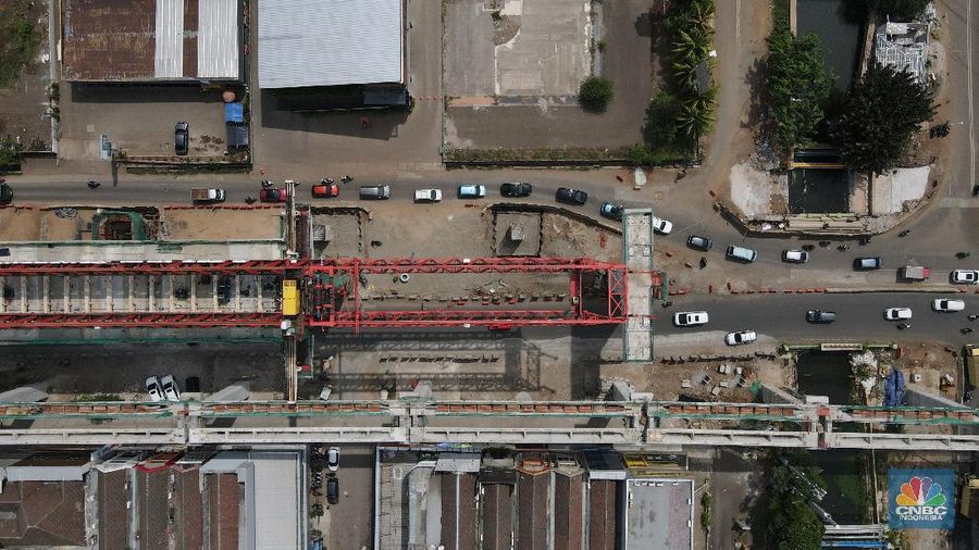 Foto udara aerial proyek jalan tol dalam kota Kelapa Gading-Pulo Gebang, Senin (16/11/2020). (CNBC Indonesia/Andrean Kristianto)