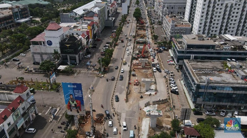 Foto udara aerial proyek jalan tol dalam kota Kelapa Gading-Pulo Gebang, Senin (16/11/2020). (CNBC Indonesia/Andrean Kristianto)