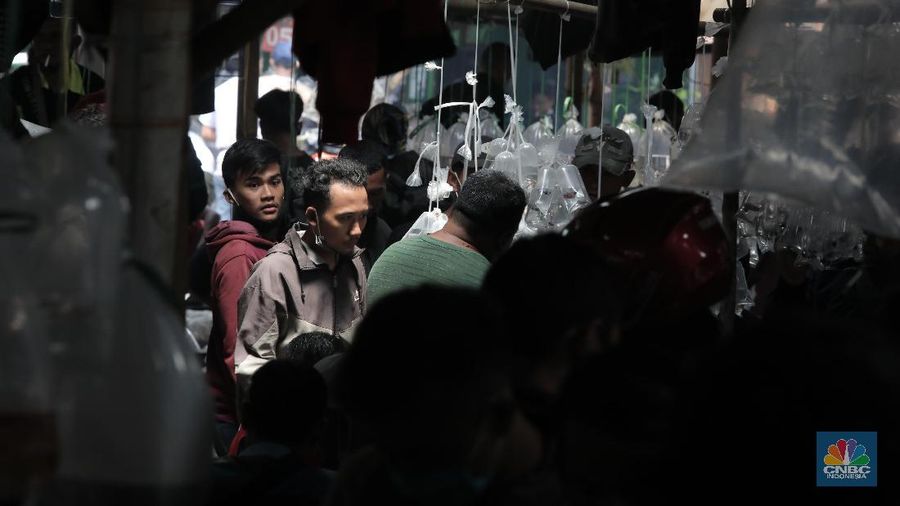 Sejumlah warga mengamati ikan-ikan cupang yang dipasarkan di Pasar Ikan Hias Parung, Bogor, Senin (16/11/2020). (CNBC Indonesia/Muhammad Sabki)