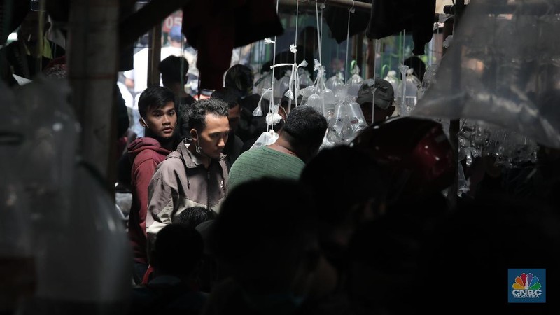 Sejumlah warga mengamati ikan-ikan cupang yang dipasarkan di Pasar Ikan Hias Parung, Bogor, Senin (16/11/2020). (CNBC Indonesia/Muhammad Sabki)