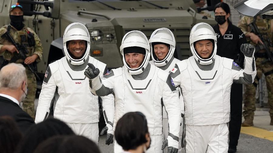 SpaceX Luncurkan 4 Astronot ke Stasiun Luar Angkasa. (AP/John Raoux)
