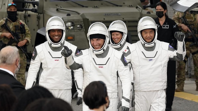 SpaceX Luncurkan 4 Astronot ke Stasiun Luar Angkasa. (AP/John Raoux)