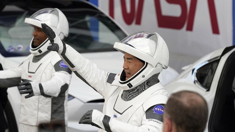 SpaceX Luncurkan 4 Astronot ke Stasiun Luar Angkasa. (AP/John Raoux)