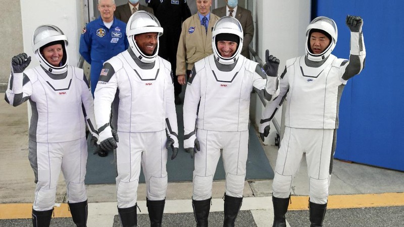 SpaceX Luncurkan 4 Astronot ke Stasiun Luar Angkasa. (AP/John Raoux)