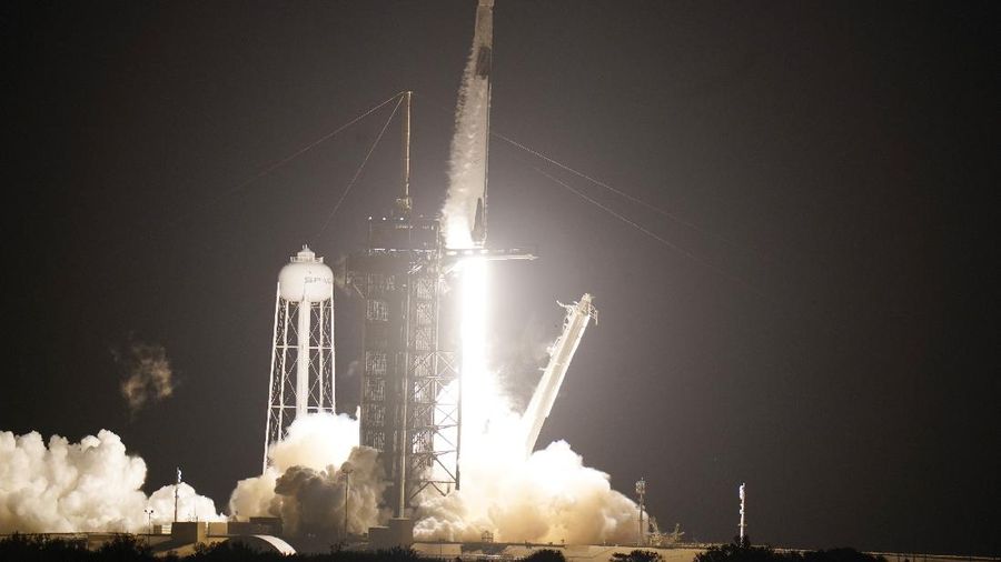 SpaceX Luncurkan 4 Astronot ke Stasiun Luar Angkasa. (AP/Malcolm Denemark)