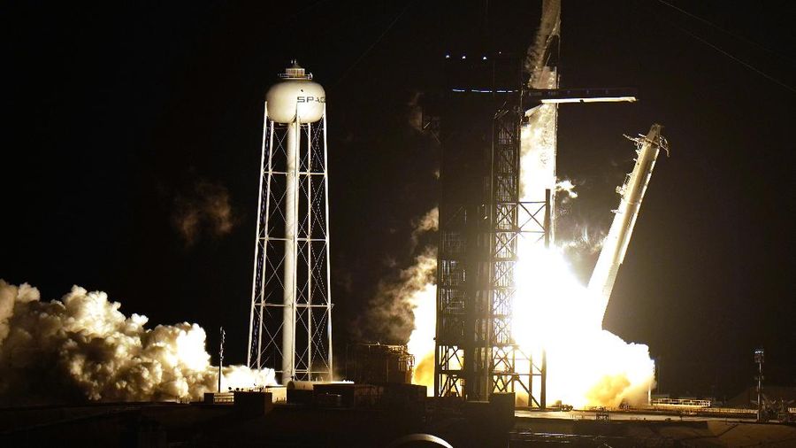SpaceX Luncurkan 4 Astronot ke Stasiun Luar Angkasa. (AP/Malcolm Denemark)