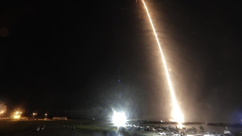 SpaceX Luncurkan 4 Astronot ke Stasiun Luar Angkasa. (AP/John Raoux)