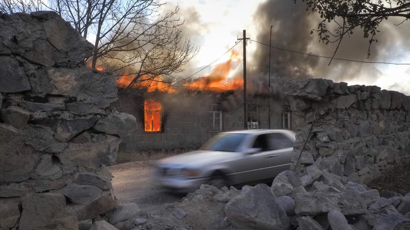 Warga Armenia di sejumlah distrik di daerah sengketa, Nagorno-Karabakh memulai eksodus massal dengan membawa furnitur dan barang-barang berharga lainnya meninggalkan rumah mereka. (AP/Dmitry Lovetsky)