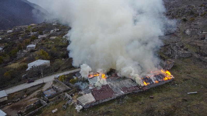 Warga Armenia di sejumlah distrik di daerah sengketa, Nagorno-Karabakh memulai eksodus massal dengan membawa furnitur dan barang-barang berharga lainnya meninggalkan rumah mereka. (AP/Dmitry Lovetsky)
