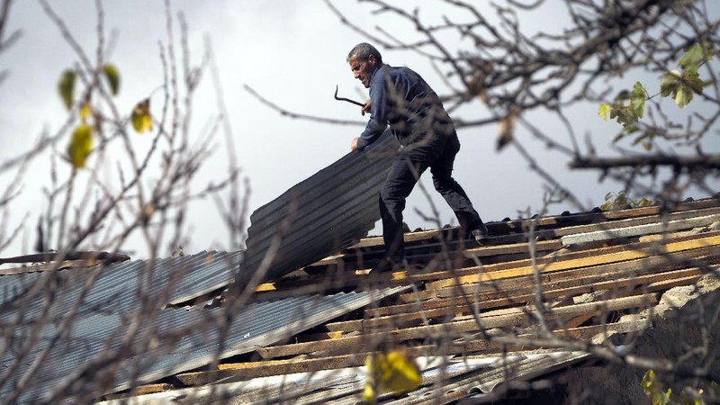 Warga Armenia di sejumlah distrik di daerah sengketa, Nagorno-Karabakh memulai eksodus massal dengan membawa furnitur dan barang-barang berharga lainnya meninggalkan rumah mereka. (AP/Dmitry Lovetsky)