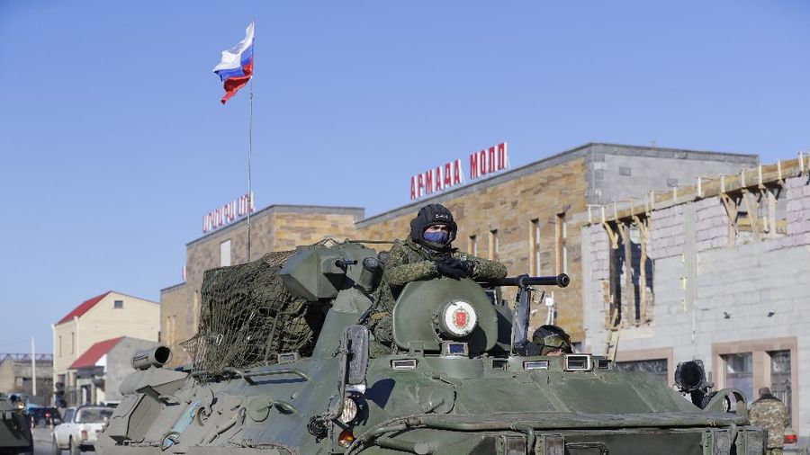 Warga Armenia di sejumlah distrik di daerah sengketa, Nagorno-Karabakh memulai eksodus massal dengan membawa furnitur dan barang-barang berharga lainnya meninggalkan rumah mereka. (AP/Dmitry Lovetsky)