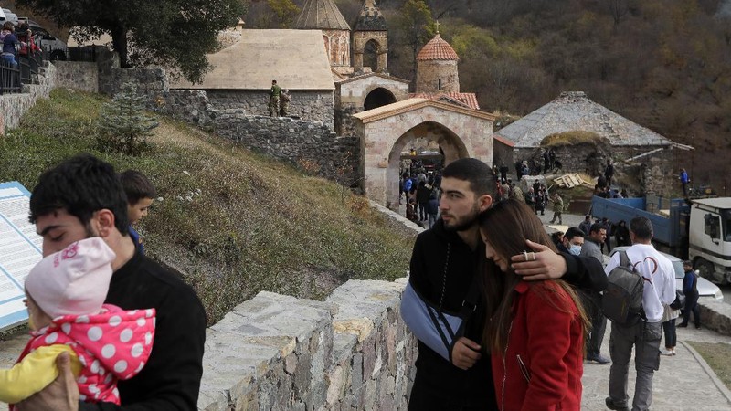 Warga Armenia di sejumlah distrik di daerah sengketa, Nagorno-Karabakh memulai eksodus massal dengan membawa furnitur dan barang-barang berharga lainnya meninggalkan rumah mereka. (AP/Dmitry Lovetsky)