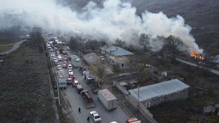 Warga Armenia di sejumlah distrik di daerah sengketa, Nagorno-Karabakh memulai eksodus massal dengan membawa furnitur dan barang-barang berharga lainnya meninggalkan rumah mereka. (AP/Dmitry Lovetsky)