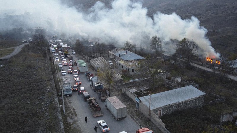 Warga Armenia di sejumlah distrik di daerah sengketa, Nagorno-Karabakh memulai eksodus massal dengan membawa furnitur dan barang-barang berharga lainnya meninggalkan rumah mereka. (AP/Dmitry Lovetsky)
