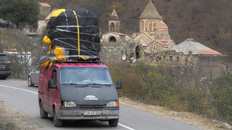 Warga Armenia di sejumlah distrik di daerah sengketa, Nagorno-Karabakh memulai eksodus massal dengan membawa furnitur dan barang-barang berharga lainnya meninggalkan rumah mereka. (AP/Dmitry Lovetsky)