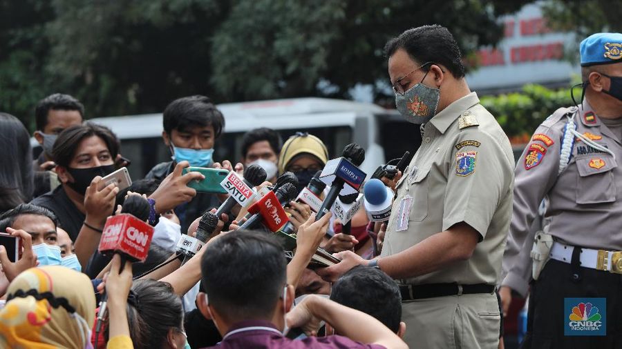 Gubernur DKI Jakarta Anies Baswedan, buntut acara Habib Rizieq Syihab tiba di Direktorat Reserse Kriminal Umum Polda Metro Jaya, Selasa (17/11/2020). Kedatangan Anies untuk memenuhi surat panggilan Polda Meteo Jaya terkait terkait kerumunan pada kegiatan Habib Rizieq Shihab. (CNBC Indonesia/Andrean Kristianto)