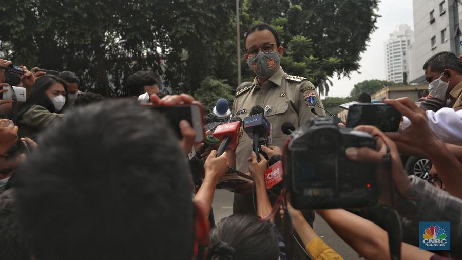Gubernur DKI Jakarta Anies Baswedan, buntut acara Habib Rizieq Syihab tiba di Direktorat Reserse Kriminal Umum Polda Metro Jaya, Selasa (17/11/2020). Kedatangan Anies untuk memenuhi surat panggilan Polda Meteo Jaya terkait terkait kerumunan pada kegiatan Habib Rizieq Shihab. (CNBC Indonesia/Andrean Kristianto)