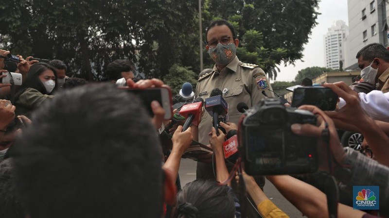 Gubernur DKI Jakarta Anies Baswedan, buntut acara Habib Rizieq Syihab tiba di Direktorat Reserse Kriminal Umum Polda Metro Jaya, Selasa (17/11/2020). Kedatangan Anies untuk memenuhi surat panggilan Polda Meteo Jaya terkait terkait kerumunan pada kegiatan Habib Rizieq Shihab. (CNBC Indonesia/Andrean Kristianto)