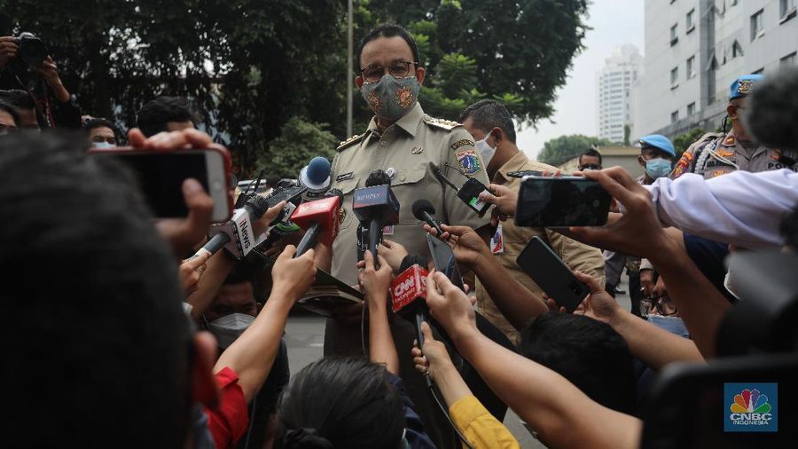 Gubernur DKI Jakarta Anies Baswedan, buntut acara Habib Rizieq Syihab tiba di Direktorat Reserse Kriminal Umum Polda Metro Jaya, Selasa (17/11/2020). Kedatangan Anies untuk memenuhi surat panggilan Polda Meteo Jaya terkait terkait kerumunan pada kegiatan Habib Rizieq Shihab. (CNBC Indonesia/Andrean Kristianto)