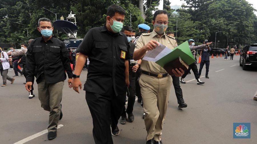 Gubernur DKI Jakarta Anies Baswedan, buntut acara Habib Rizieq Syihab tiba di Direktorat Reserse Kriminal Umum Polda Metro Jaya, Selasa (17/11/2020). Kedatangan Anies untuk memenuhi surat panggilan Polda Meteo Jaya terkait terkait kerumunan pada kegiatan Habib Rizieq Shihab. (CNBC Indonesia/Andrean Kristianto)
