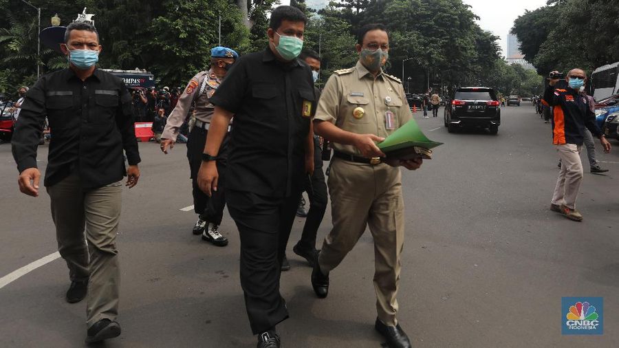 Gubernur DKI Jakarta Anies Baswedan, buntut acara Habib Rizieq Syihab tiba di Direktorat Reserse Kriminal Umum Polda Metro Jaya, Selasa (17/11/2020). Kedatangan Anies untuk memenuhi surat panggilan Polda Meteo Jaya terkait terkait kerumunan pada kegiatan Habib Rizieq Shihab. (CNBC Indonesia/Andrean Kristianto)