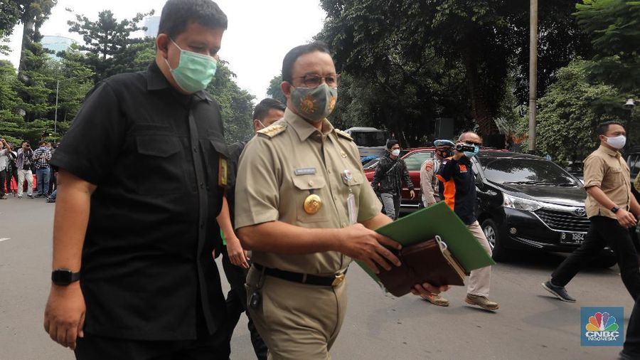 Gubernur DKI Jakarta Anies Baswedan, buntut acara Habib Rizieq Syihab tiba di Direktorat Reserse Kriminal Umum Polda Metro Jaya, Selasa (17/11/2020). Kedatangan Anies untuk memenuhi surat panggilan Polda Meteo Jaya terkait terkait kerumunan pada kegiatan Habib Rizieq Shihab. (CNBC Indonesia/Andrean Kristianto)