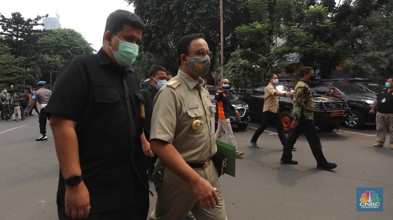 Gubernur DKI Jakarta Anies Baswedan, buntut acara Habib Rizieq Syihab tiba di Direktorat Reserse Kriminal Umum Polda Metro Jaya, Selasa (17/11/2020). Kedatangan Anies untuk memenuhi surat panggilan Polda Meteo Jaya terkait terkait kerumunan pada kegiatan Habib Rizieq Shihab. (CNBC Indonesia/Andrean Kristianto)