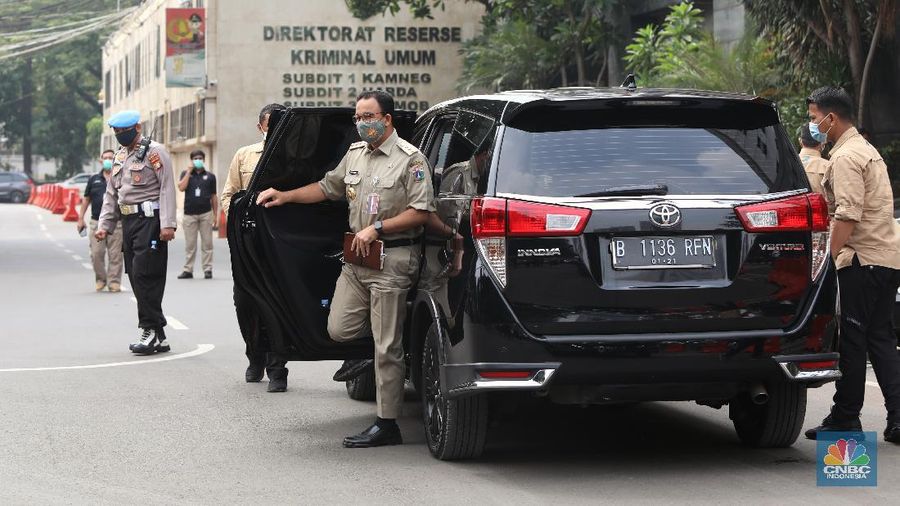 Gubernur DKI Jakarta Anies Baswedan, buntut acara Habib Rizieq Syihab tiba di Direktorat Reserse Kriminal Umum Polda Metro Jaya, Selasa (17/11/2020). Kedatangan Anies untuk memenuhi surat panggilan Polda Meteo Jaya terkait terkait kerumunan pada kegiatan Habib Rizieq Shihab. (CNBC Indonesia/Andrean Kristianto)
