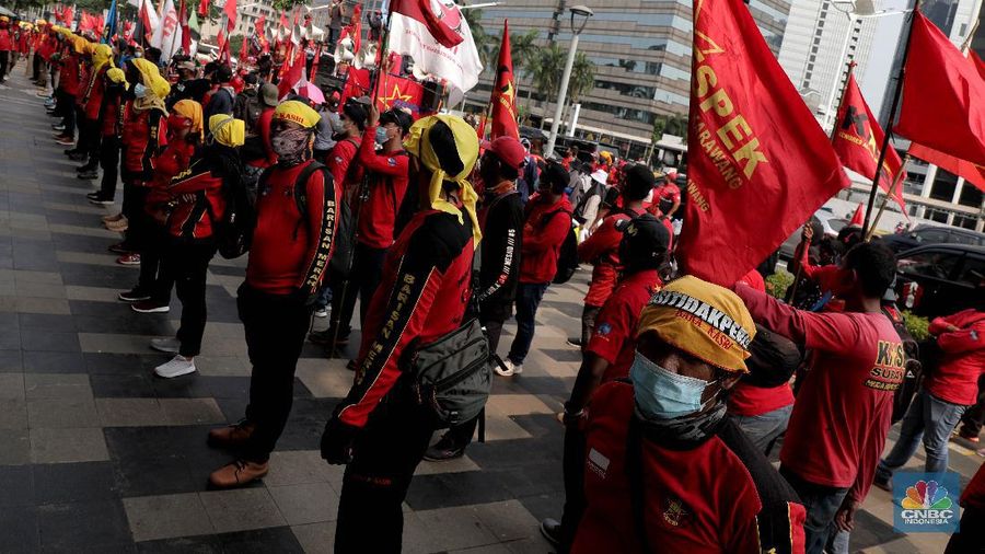 Massa buruh dari Kongres Aliansi Serikat Buruh Indonesia (KASBI) dan Komite Revolusi Pendidikan Indonesia (KRPI) yang melakukan demo tolak omnibus law UU Cipta Kerja di Kementerian Pendidikan dan Kebudayaan (Kemendikbud), Selasa (17/11). (CNBC Indonesia/Muhammad Sabki)