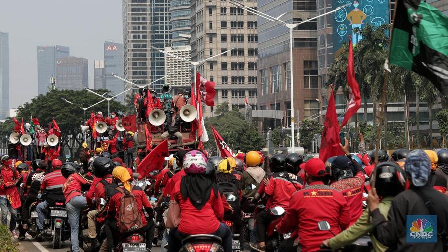Massa buruh dari Kongres Aliansi Serikat Buruh Indonesia (KASBI) dan Komite Revolusi Pendidikan Indonesia (KRPI) yang melakukan demo tolak omnibus law UU Cipta Kerja di Kementerian Pendidikan dan Kebudayaan (Kemendikbud), Selasa (17/11). (CNBC Indonesia/Muhammad Sabki)