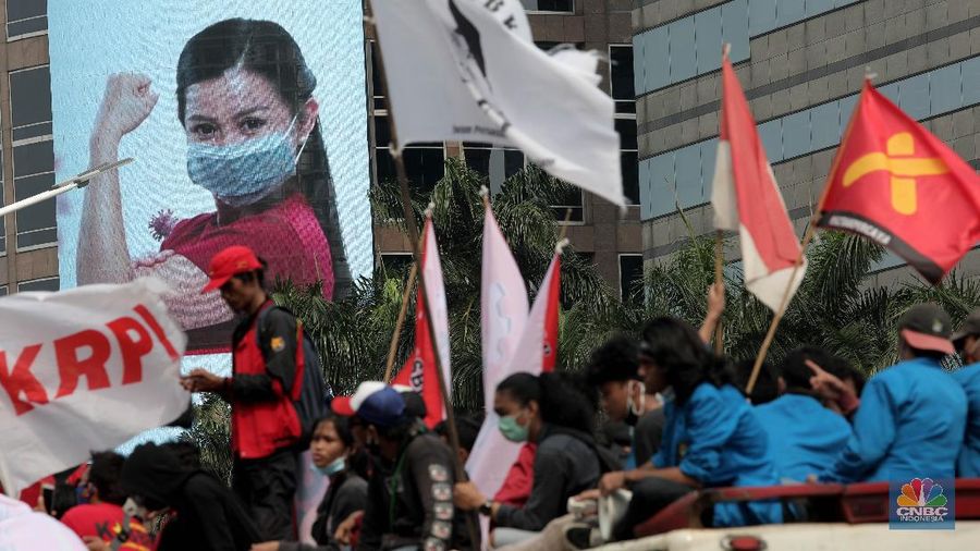 Massa buruh dari Kongres Aliansi Serikat Buruh Indonesia (KASBI) dan Komite Revolusi Pendidikan Indonesia (KRPI) yang melakukan demo tolak omnibus law UU Cipta Kerja di Kementerian Pendidikan dan Kebudayaan (Kemendikbud), Selasa (17/11). (CNBC Indonesia/Muhammad Sabki)