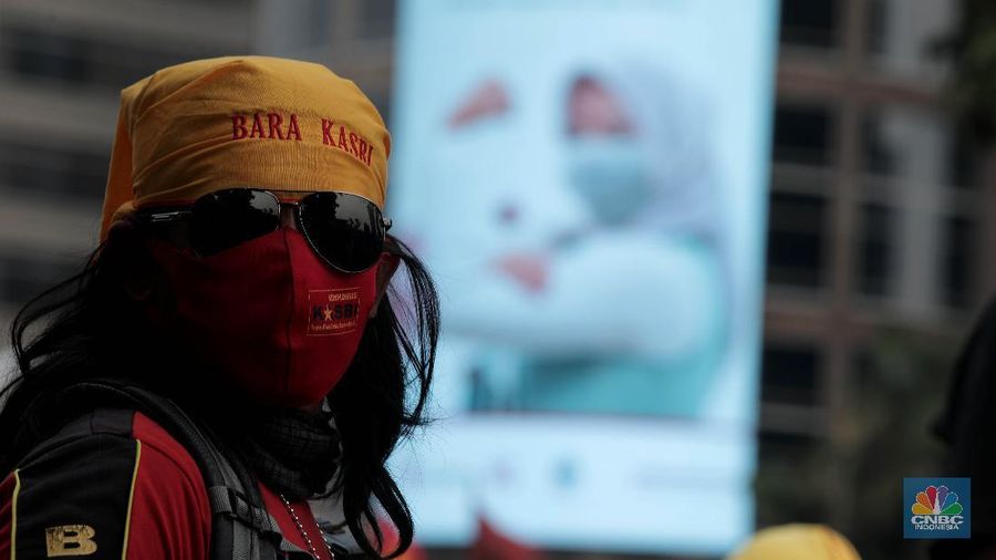 Massa buruh dari Kongres Aliansi Serikat Buruh Indonesia (KASBI) dan Komite Revolusi Pendidikan Indonesia (KRPI) yang melakukan demo tolak omnibus law UU Cipta Kerja di Kementerian Pendidikan dan Kebudayaan (Kemendikbud), Selasa (17/11). (CNBC Indonesia/Muhammad Sabki)