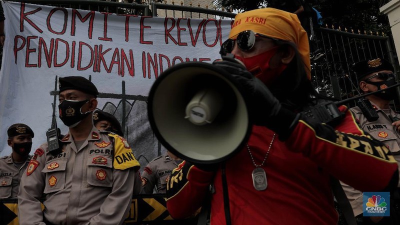 Massa buruh dari Kongres Aliansi Serikat Buruh Indonesia (KASBI) dan Komite Revolusi Pendidikan Indonesia (KRPI) yang melakukan demo tolak omnibus law UU Cipta Kerja di Kementerian Pendidikan dan Kebudayaan (Kemendikbud), Selasa (17/11). (CNBC Indonesia/Muhammad Sabki)
